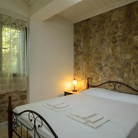 Maria Elena Villa *